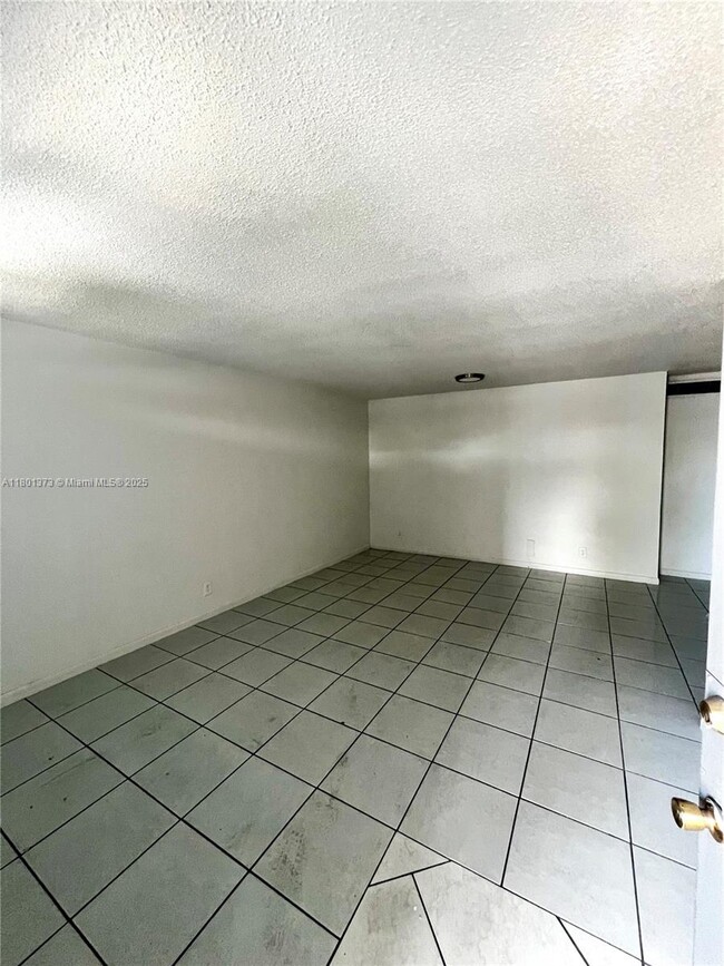 Foto del edificio - 300 NE 1st Ct