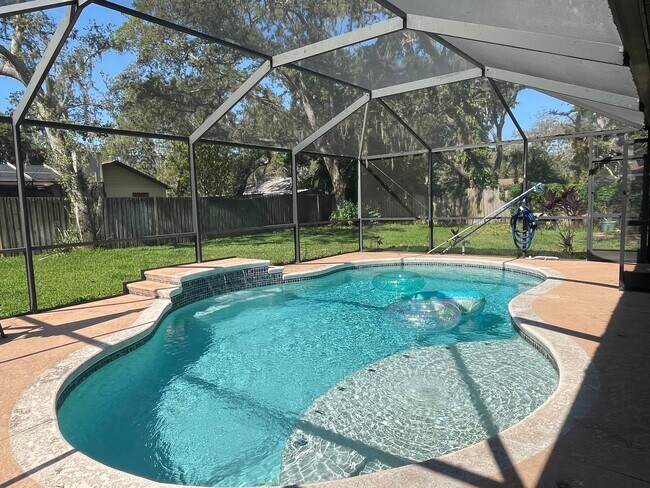 Foto del edificio - Desirable Bloomingdale Pool Home