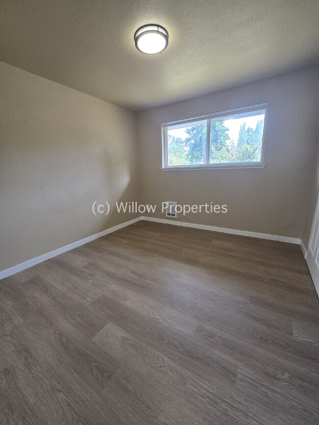 Building Photo - 2 Bedroom Unit Newly Remodeled