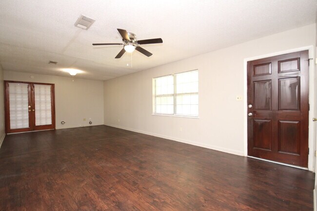 Foto del edificio - Updated 3BR/2BA Milton Ranch Home with Multiple Living Areas, Flex Space & Newly Updated Kitchen ...