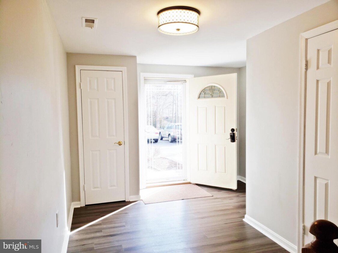 Foto principal - 9382 Tucker Woods Ct