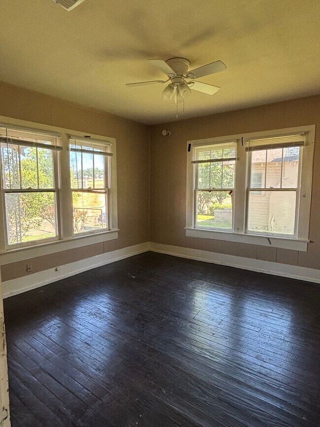 Foto del edificio - Charming 2 bedroom with natural hardwood floors