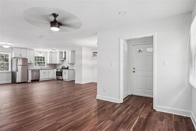 Building Photo - 119 Kelso Dr SW