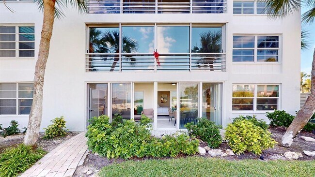 Building Photo - 605 Sutton Pl