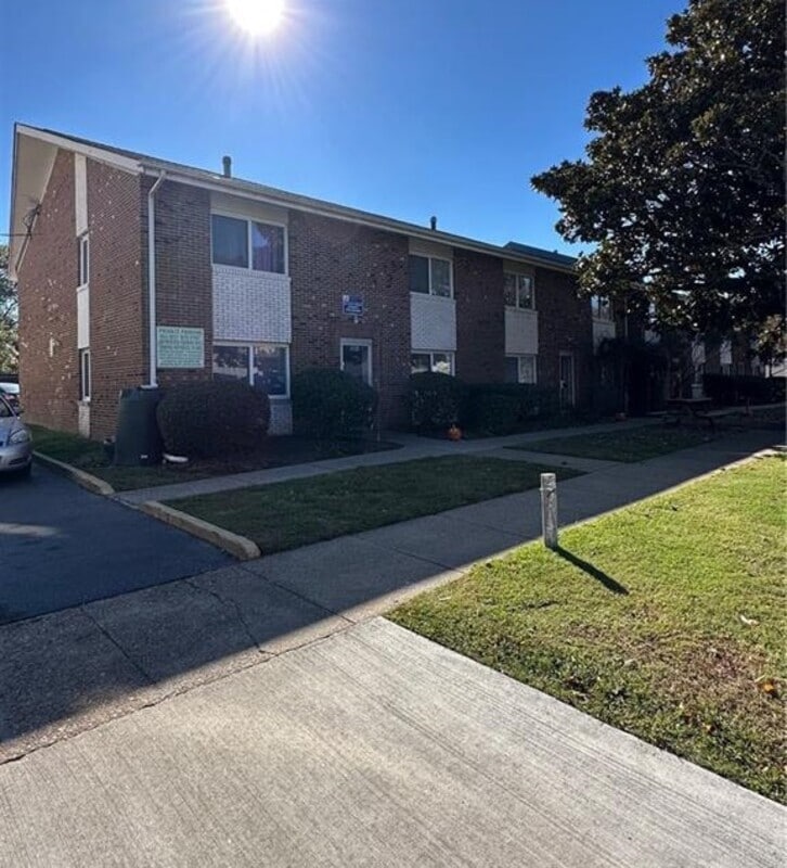 Foto principal - 1063 W 48th St