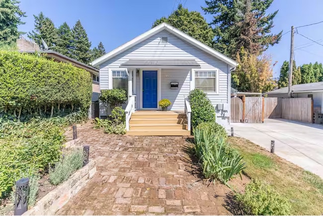 Building Photo - 1428 NE Adams St