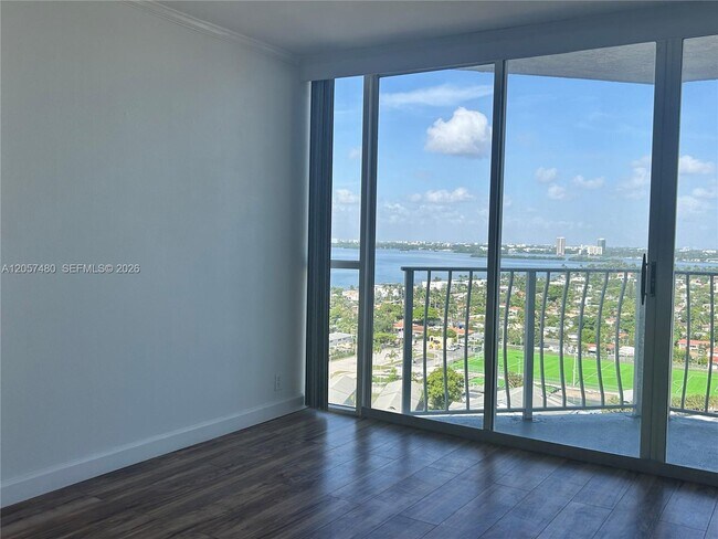 Foto del edificio - 7601 E Treasure Dr