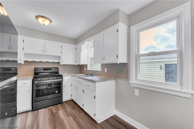 Building Photo - 1302 Inman St