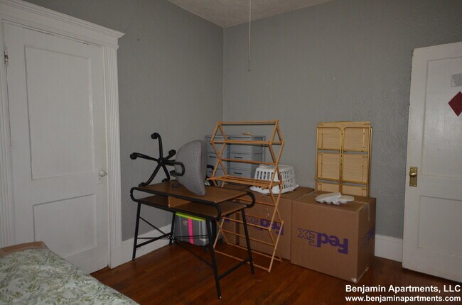 Building Photo - 463 Park Dr