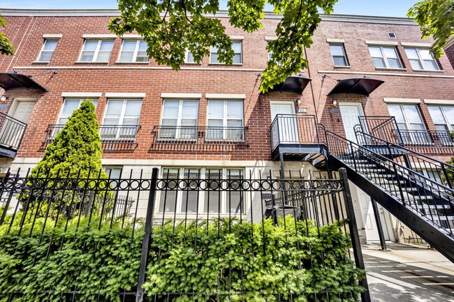 Building Photo - 754 W Evergreen Ave