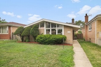 Building Photo - 15224 Oak St