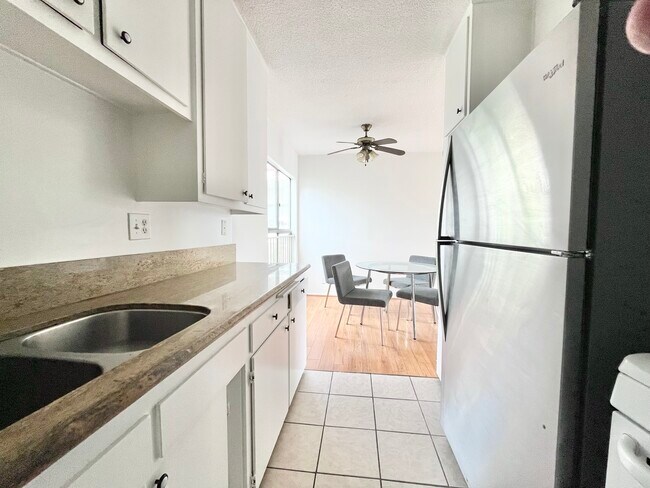 Foto del edificio - 1142 N Orange Grove Ave