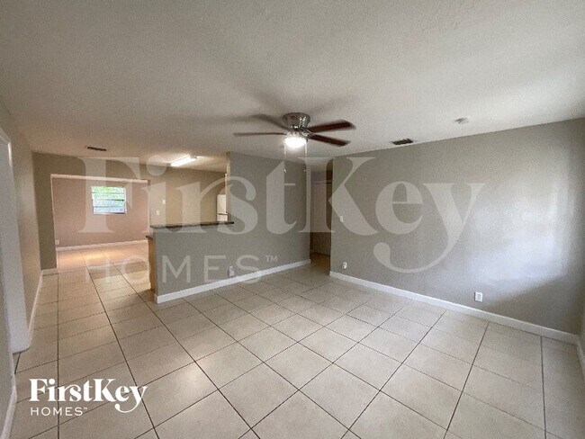 Foto del edificio - 4951 SW 16th St