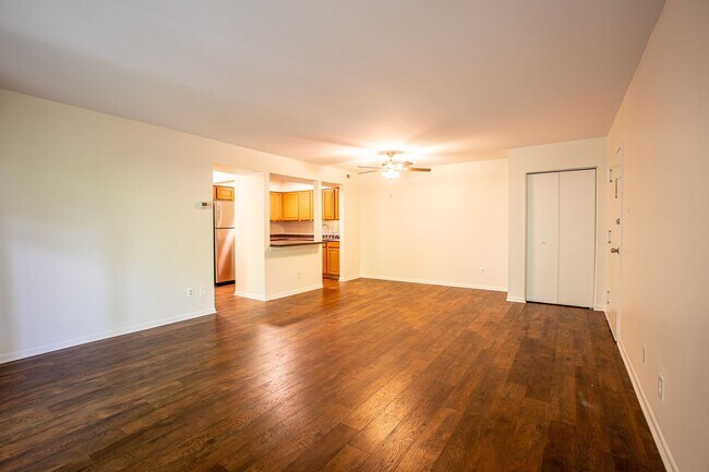 Building Photo - Welcoming 2 BR/2 BA Condo in Greater Upper...