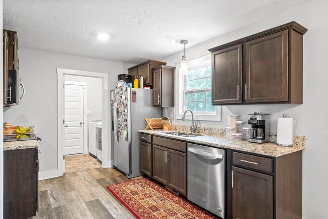 Foto del edificio - Beautiful 4 Bedroom Home For Rent!