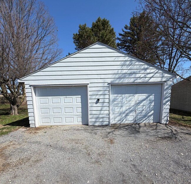 Building Photo - Updated 3 bedroom ranch with a 2 car garage
