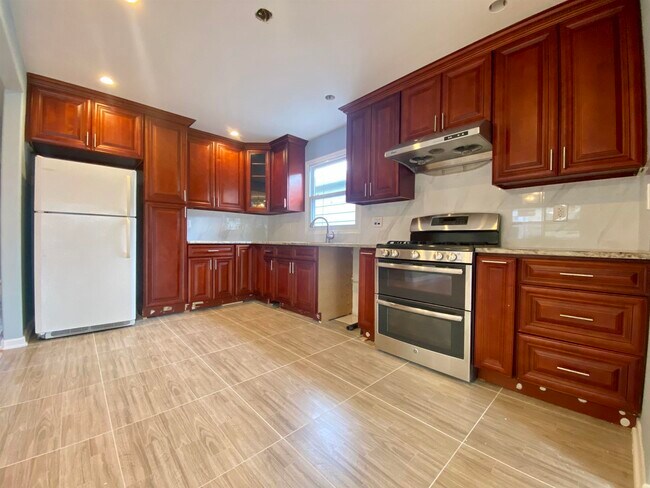 Building Photo - 33 E 51st St