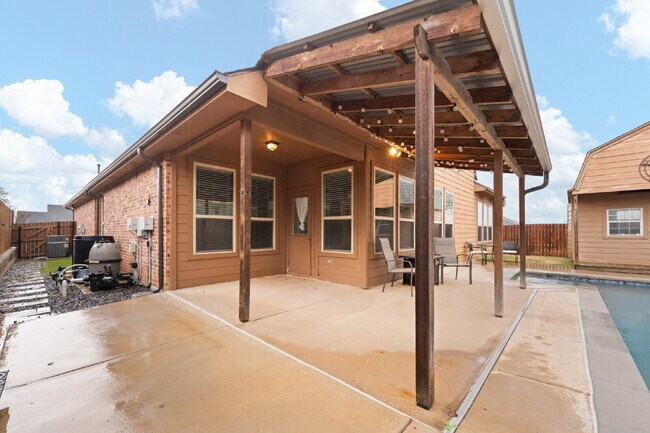 Building Photo - Spacious 5-Bedroom Retreat on Hidden Lake Court with Pool