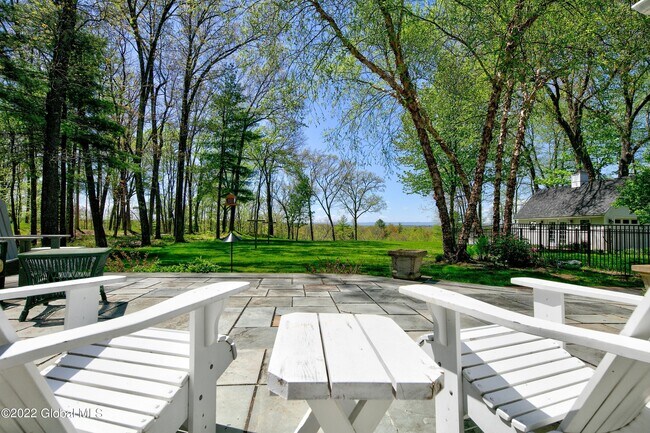 Building Photo - 5 Winding Brook Dr