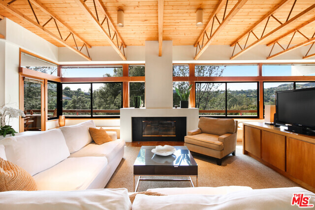 Foto principal - 65 Oakmont Dr