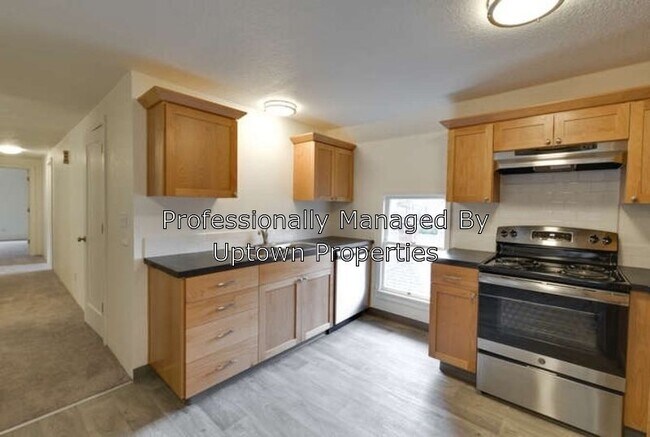 Building Photo - 3 Bed/1 Bath in Beautiful Victorian Triplex