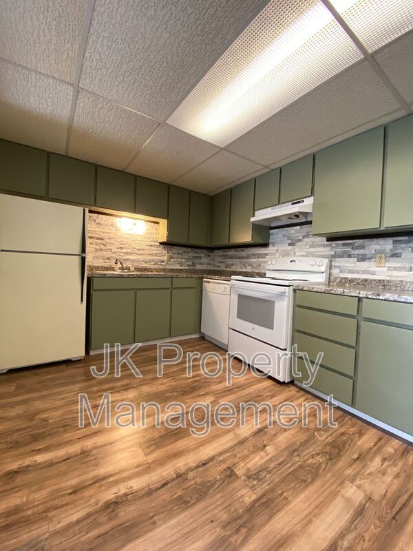 Building Photo - 1401-142B 2b St S