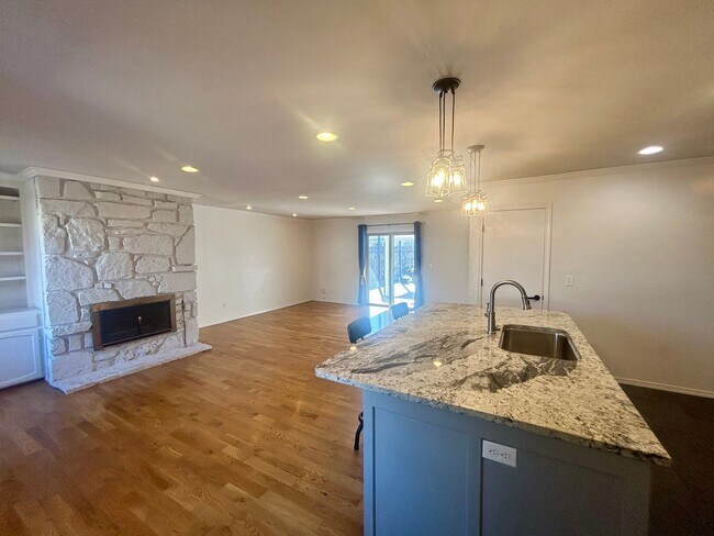 Foto del edificio - Beautifully updated home just west of Brookside and Trader's Joes in Midtown