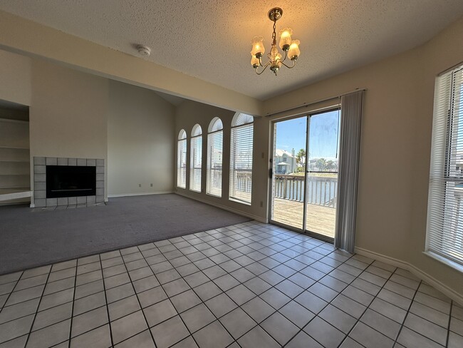 Foto del edificio - 15357 Yardarm Ct