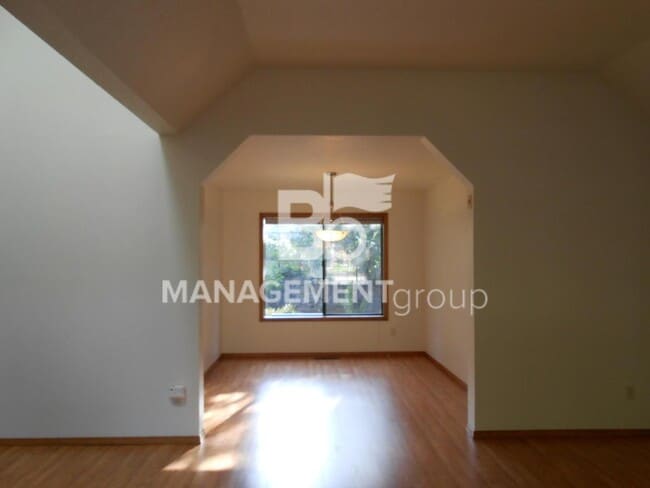 Building Photo - Traditional Tualatin Home With Spacious Ba...