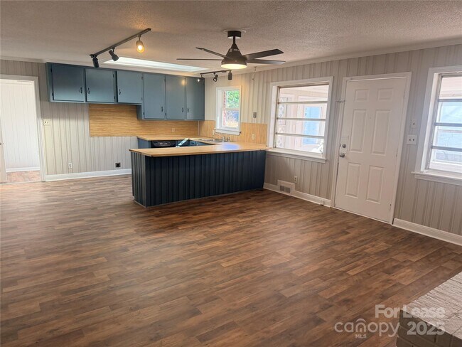 Foto del edificio - 5226 Indian Trail Fairview Rd