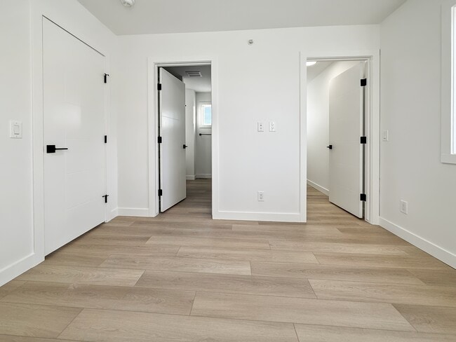 Photo du bâtiment - 8304-8347 47 Ave NW