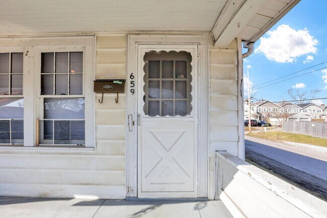 Building Photo - 659-661 S Warren Ave