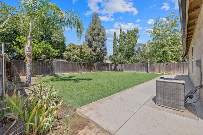 Building Photo - SW Visalia Home Rent Ready!!!