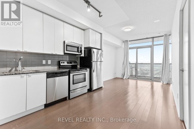 Building Photo - 105 The Queensway