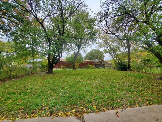 Building Photo - Move in ready Garland Home!
