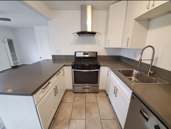 Foto del edificio - 1743 S La Brea Ave