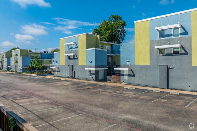 Building Photo - Nuvo Park Place