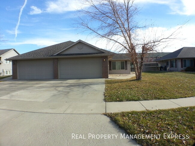 Building Photo - Cozy 2 Bedroom, 1 Bath Twin Home with 2 st...