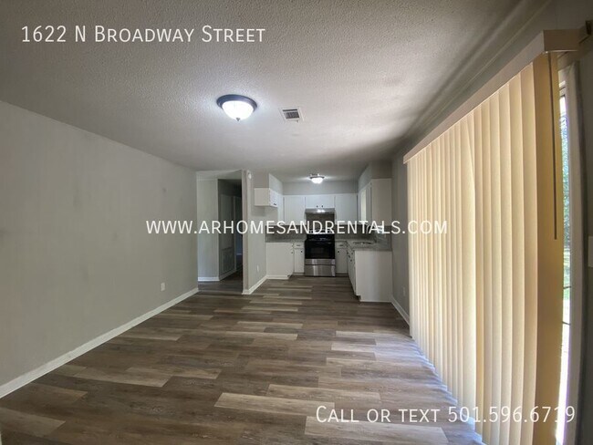 Building Photo - 1622 N Broadway Street | $895 | 3 beds, 1 ...