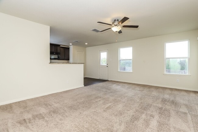 Building Photo - 3 Bedroom Ready for Immediate Move In!