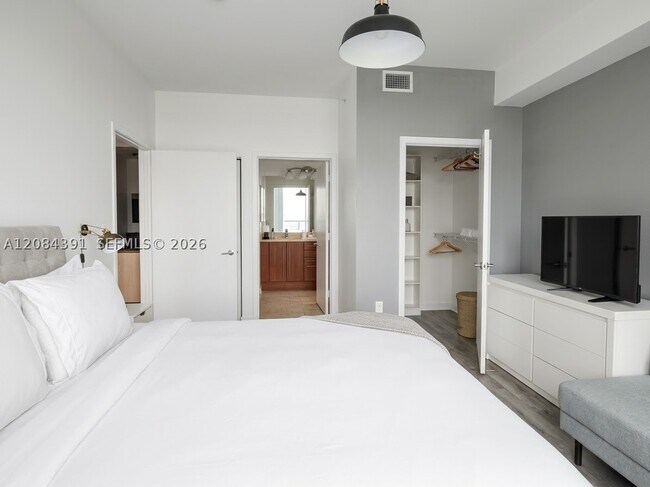 Foto del edificio - 79 SW 12th St