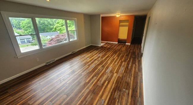 Building Photo - Washington - 3 Bedroom 1 Bathroom - Update...
