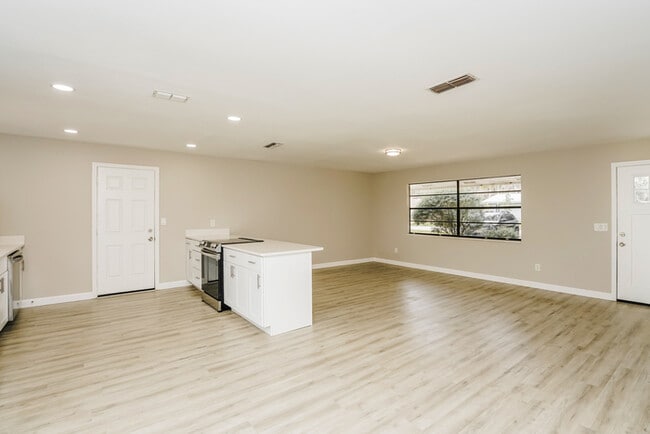 Building Photo - 3409 Silver Palm Dr