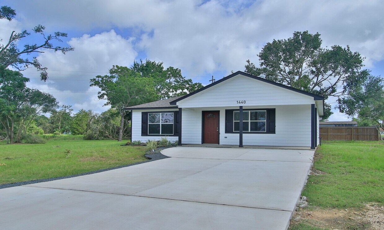 Primary Photo - 2 bed / 1 bath home in Waller County. Move...