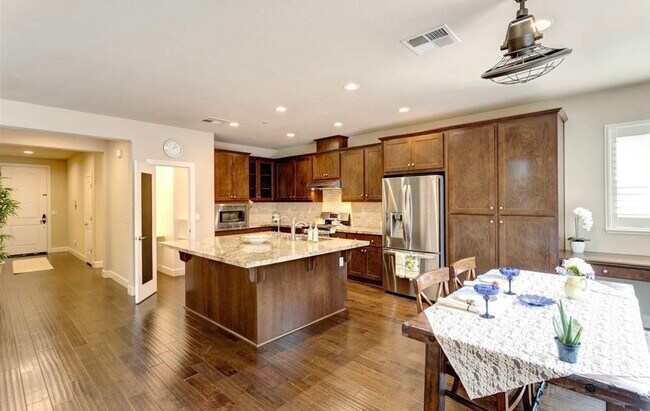 Building Photo - 4628 Kinsley St