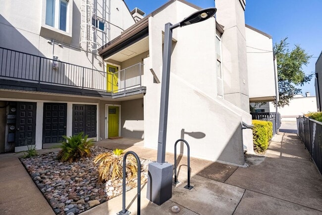 Building Photo - 935 La Posada Dr