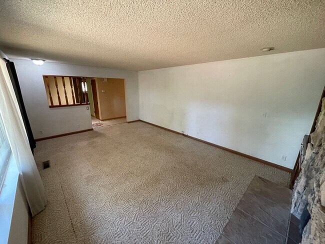 Foto del edificio - Paradise Oasis-3 bed 2 bath home, Back yard, covered deck, garage, no cats