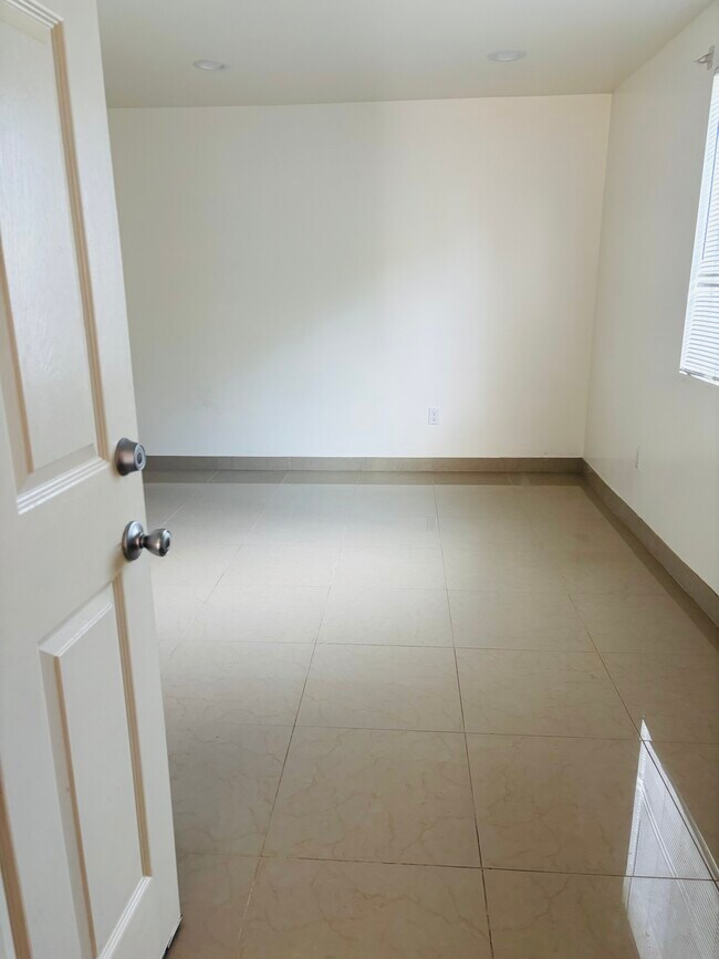 Foto del edificio - 16436 Chatsworth St