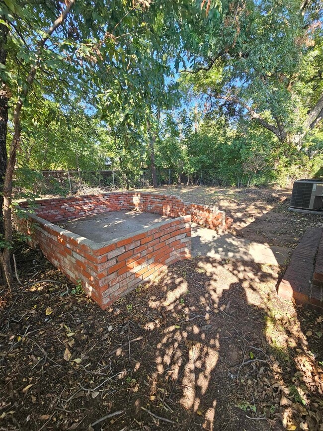 Building Photo - 502 Marconi St