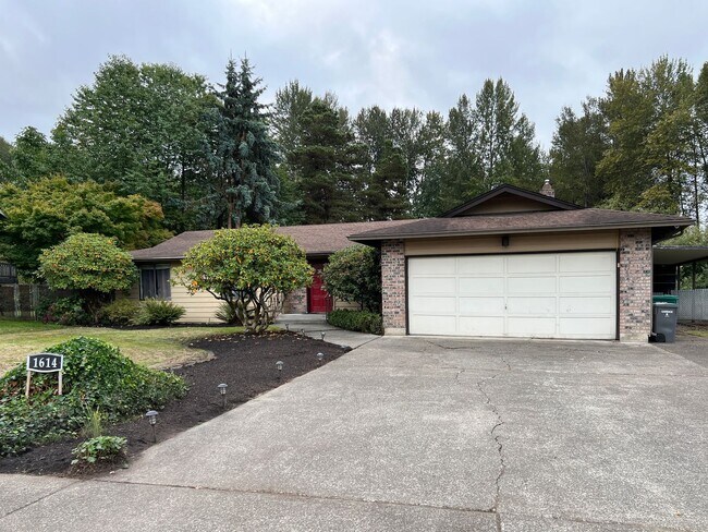 Building Photo - Lovely 3 Bedroom on the Green River